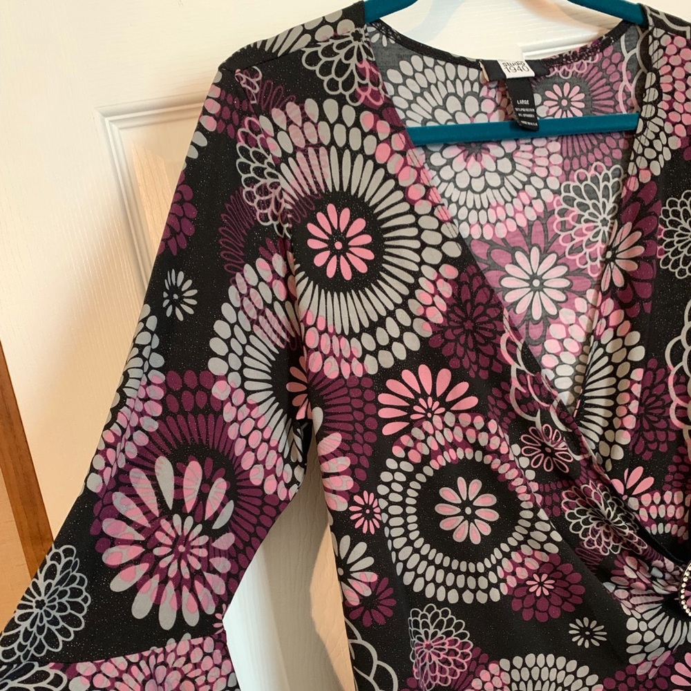 Pretty V-Neck Blouse - Picture 2 of 6